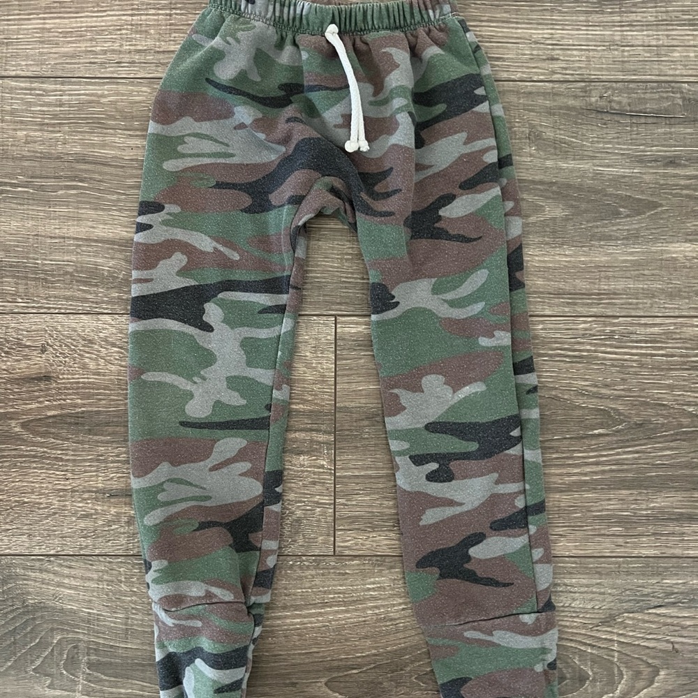 Childhoods Clothing camo pants size 6/7